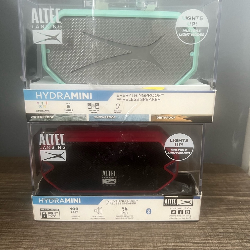 2 Bluetooth Speakers